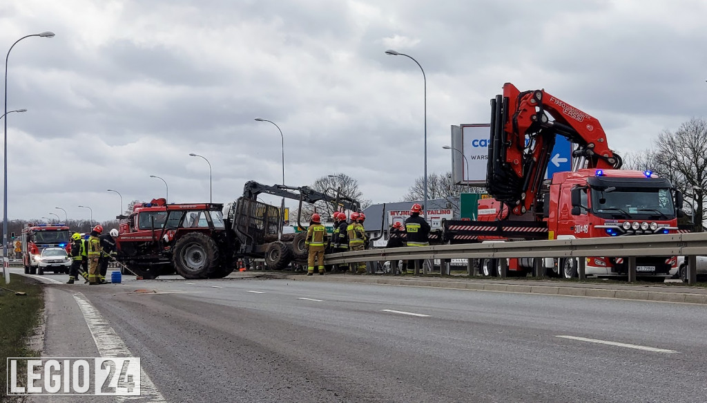Wypadek w Jabłonnie. Traktorzysta w szpitalu
