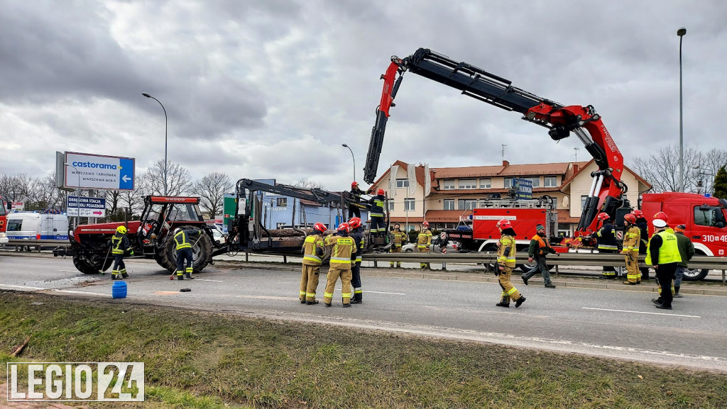 Wypadek w Jabłonnie. Traktorzysta w szpitalu