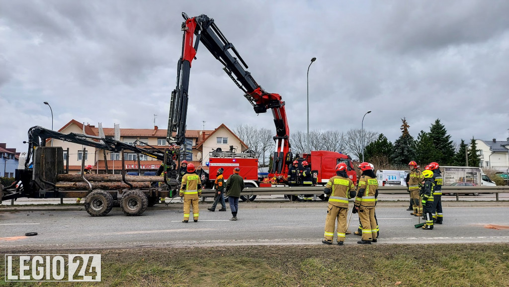 Wypadek w Jabłonnie. Traktorzysta w szpitalu