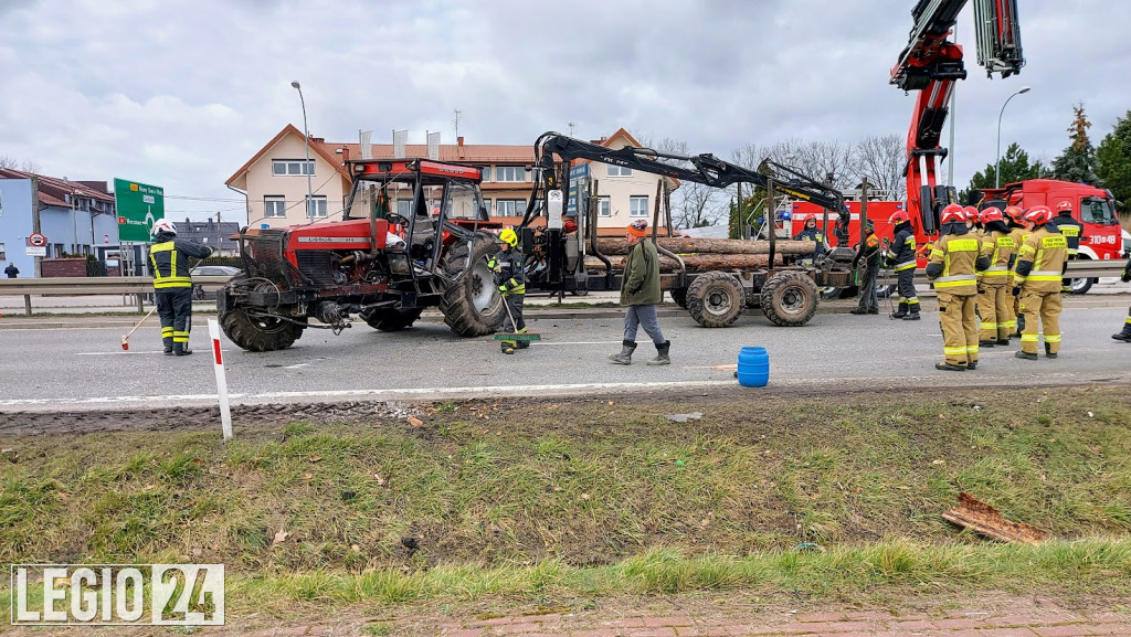 Wypadek w Jabłonnie. Traktorzysta w szpitalu
