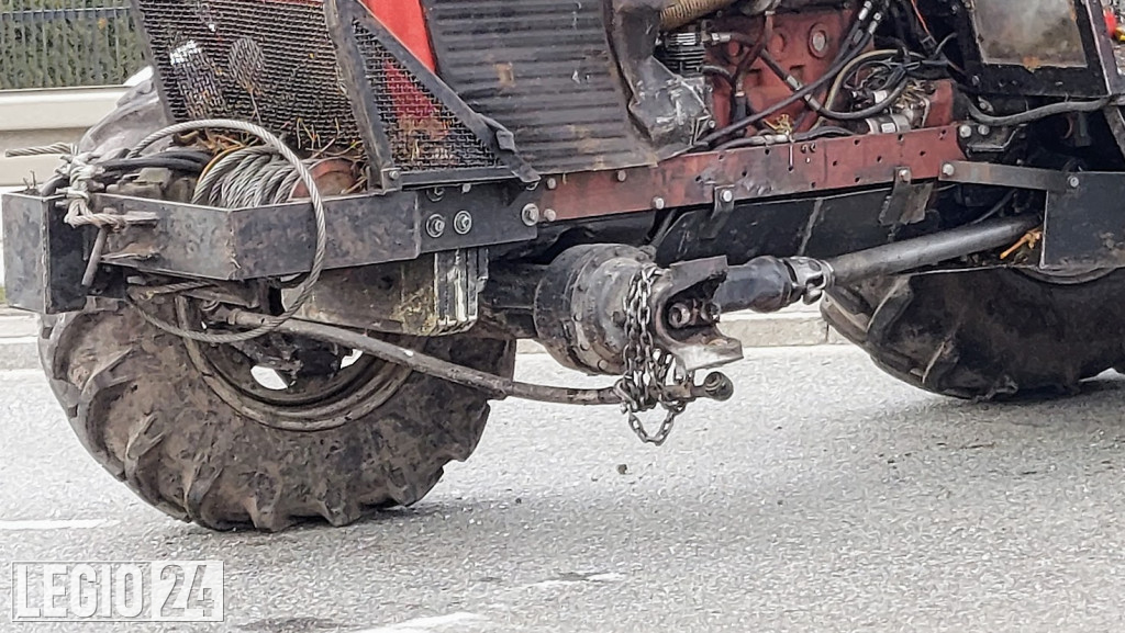 Wypadek w Jabłonnie. Traktorzysta w szpitalu