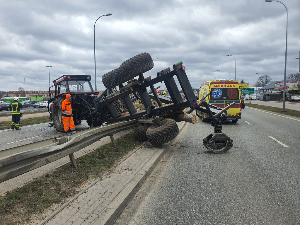 Wypadek w Jabłonnie. Traktorzysta w szpitalu