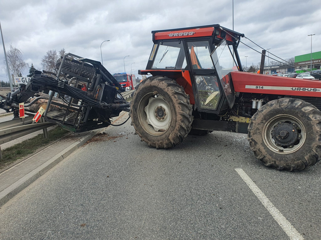 Wypadek w Jabłonnie. Traktorzysta w szpitalu