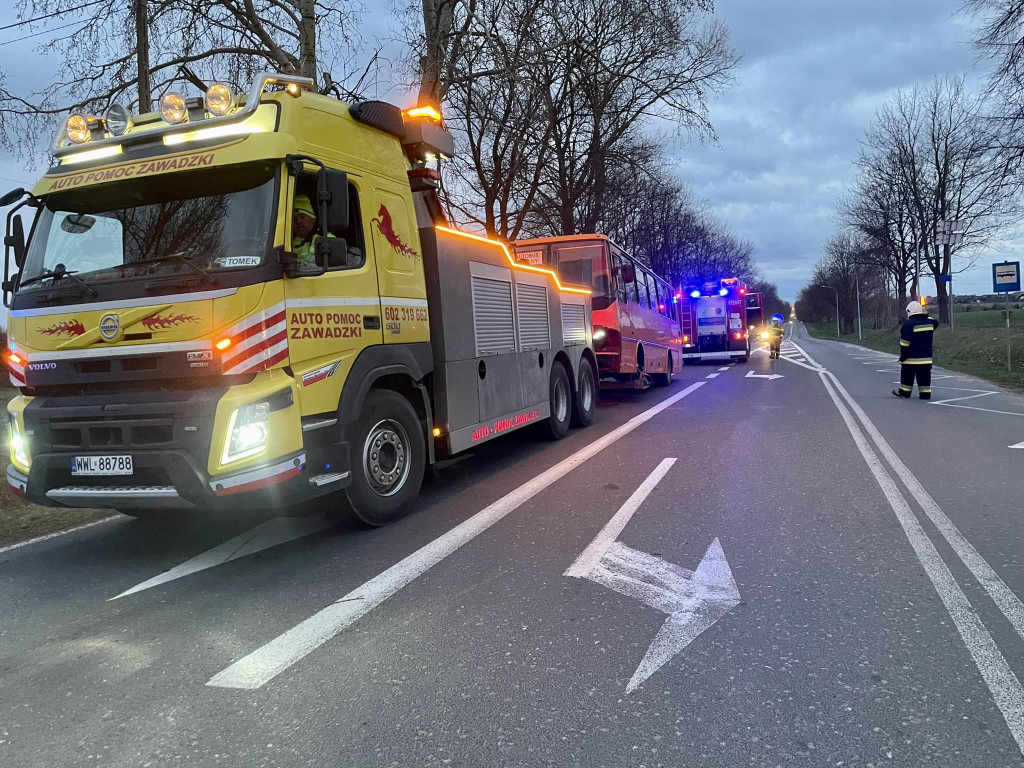 Wypadek szkolnego autobusu w Wierzbicy, gm. Serock