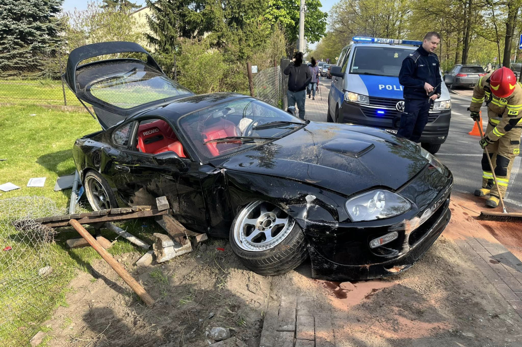 Na Sobieskiego toyota wjechała w ogrodzenie
