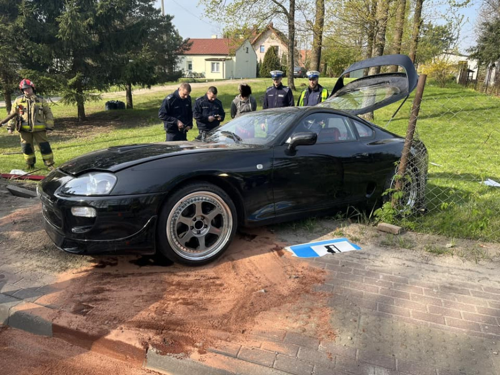 Na Sobieskiego toyota wjechała w ogrodzenie