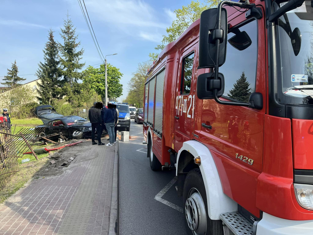 Na Sobieskiego toyota wjechała w ogrodzenie