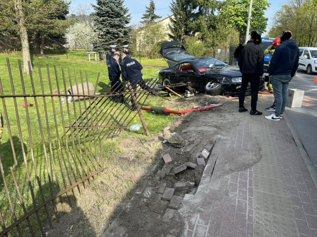 Na Sobieskiego toyota wjechała w ogrodzenie