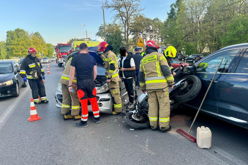 Nieporęt: Zderzenie dwóch osobówek i motocykla