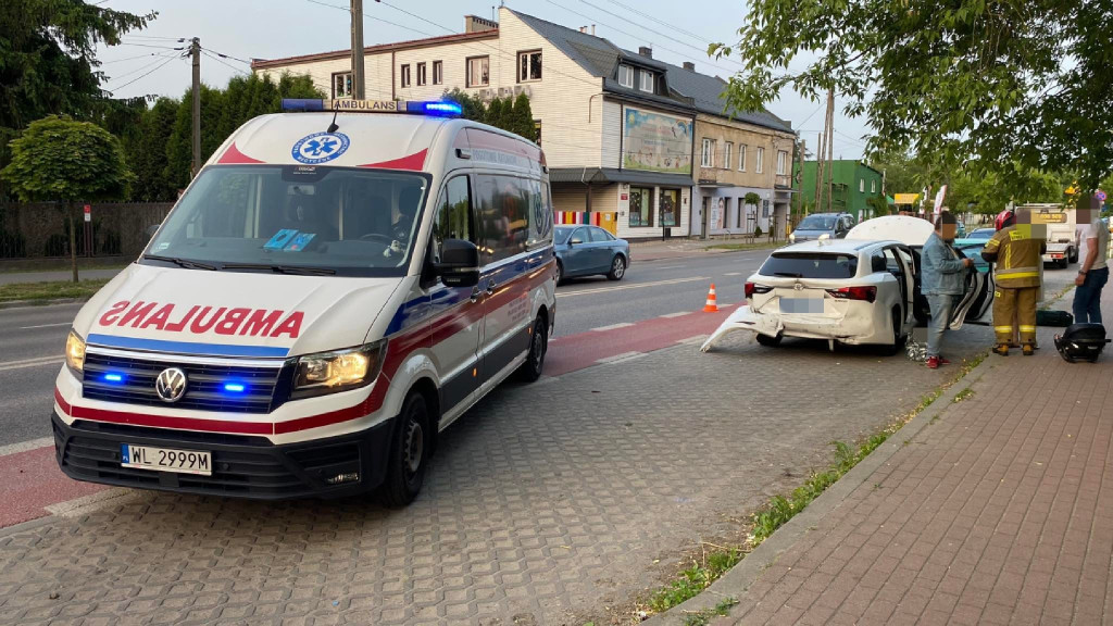 Kolizja osobówki z dostawczakiem w Jabłonnie