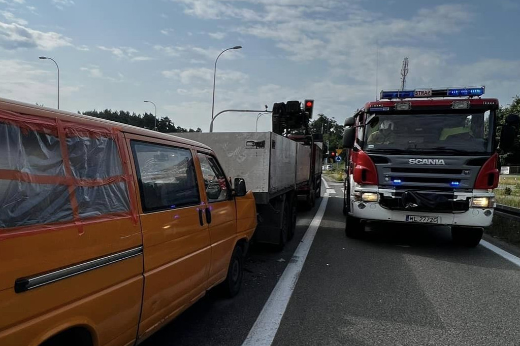 W Jabłonnie bus wjechał w ciężarówkę