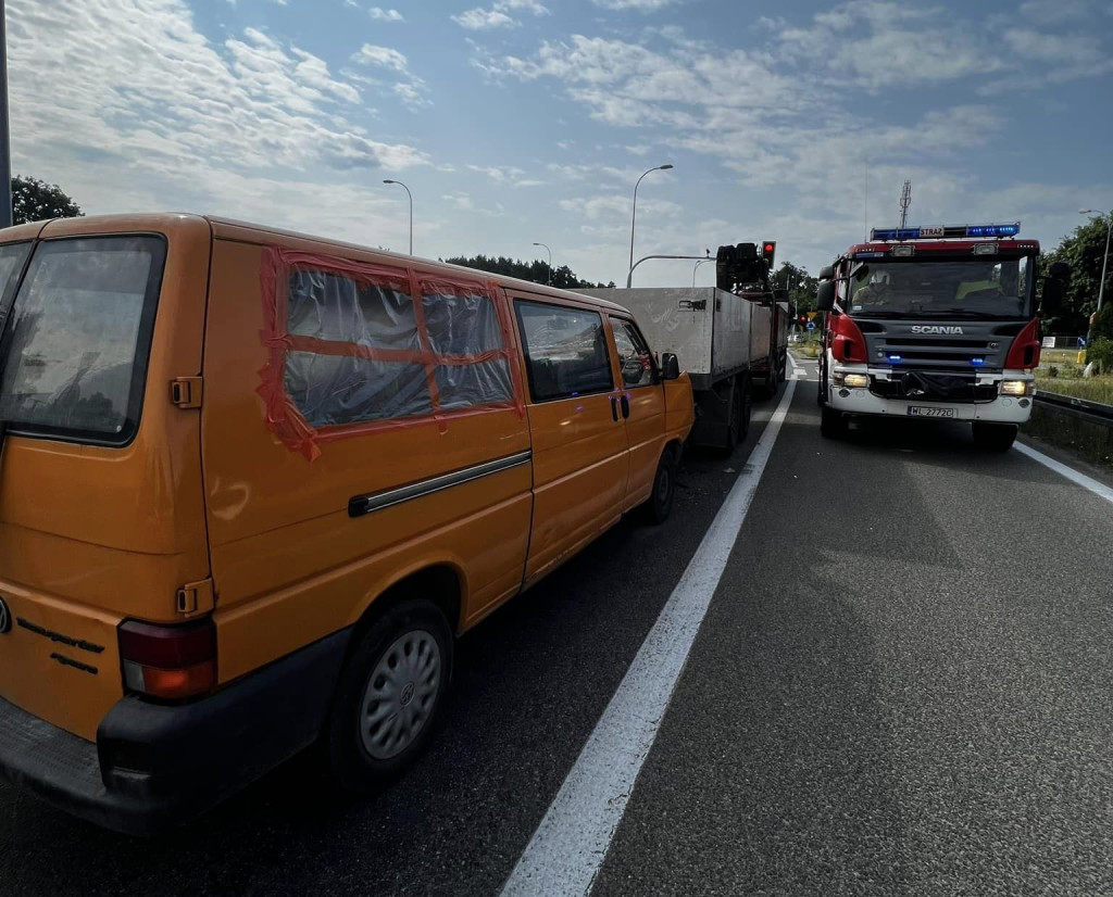 W Jabłonnie bus wjechał w ciężarówkę