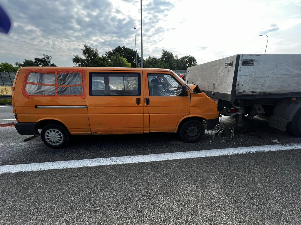 W Jabłonnie bus wjechał w ciężarówkę
