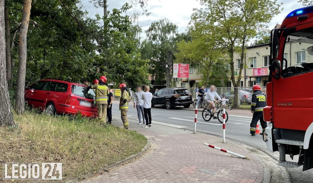 Na ul. Krasińskiego ford uderzył w drzewo
