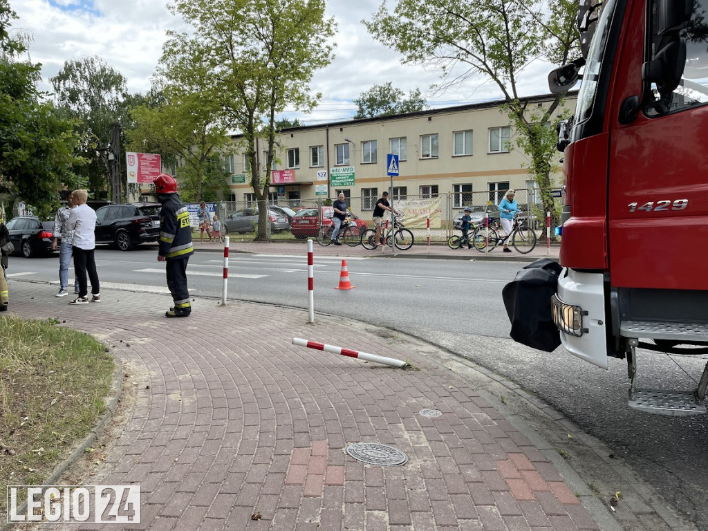 Na ul. Krasińskiego ford uderzył w drzewo