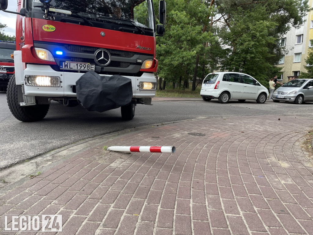 Na ul. Krasińskiego ford uderzył w drzewo