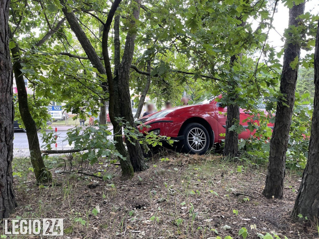 Na ul. Krasińskiego ford uderzył w drzewo