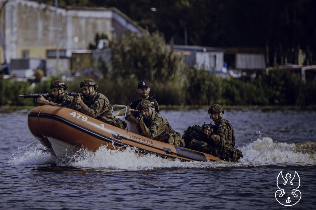 Terytorialsi przeprawiali się przez Narew