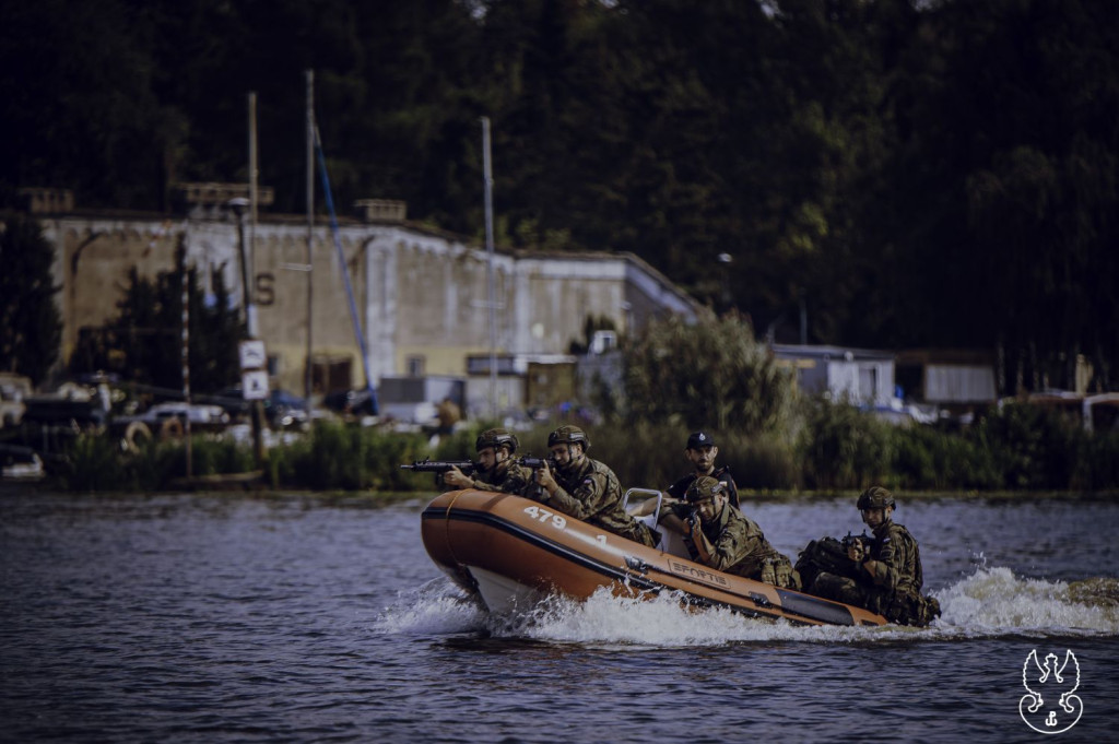 Terytorialsi przeprawiali się przez Narew