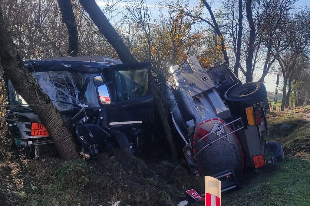Karolino: Po zderzeniu cysterna wpadła do rowu