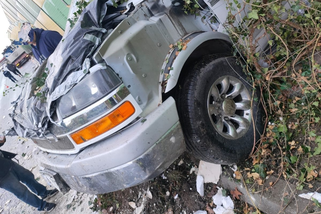 DK61: Auto staranowało ekrany akustyczne