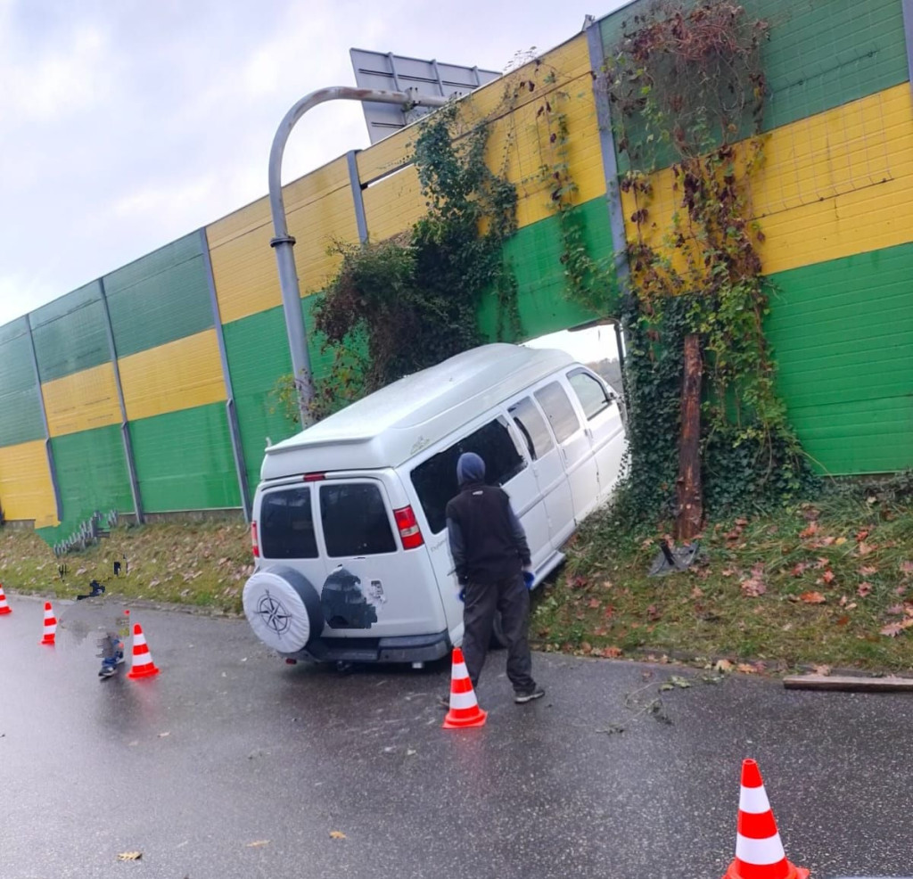DK61: Auto staranowało ekrany akustyczne