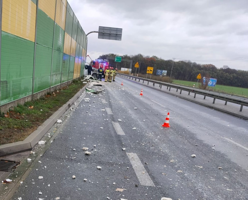 DK61: Auto staranowało ekrany akustyczne