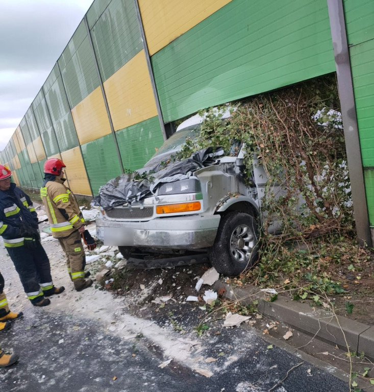 DK61: Auto staranowało ekrany akustyczne