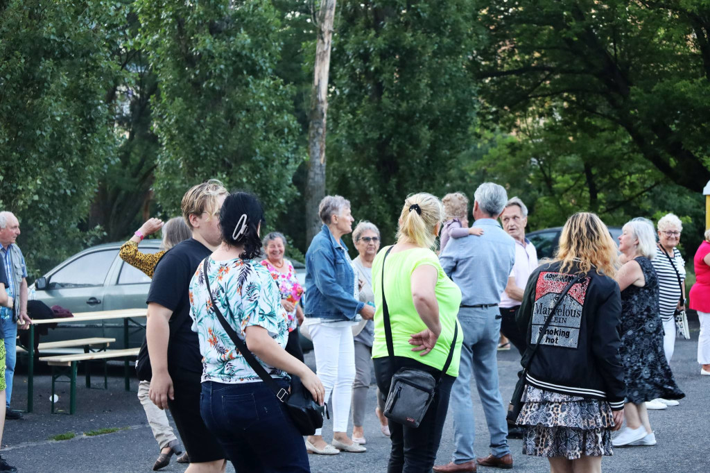 Mieszkańcy os. Piaski tańcem powitali lato