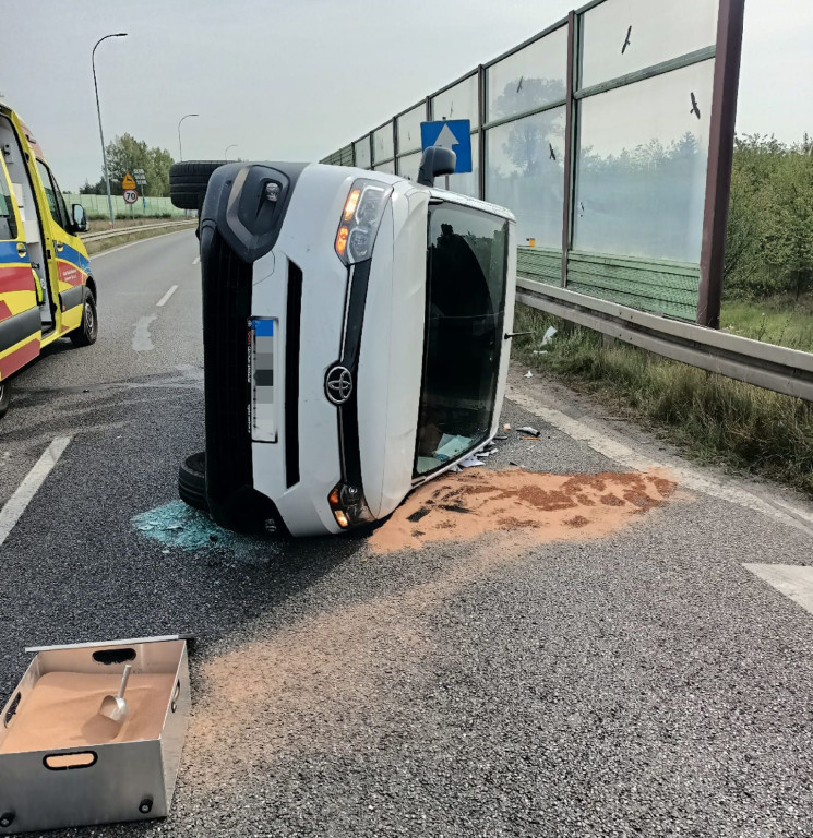 Wypadek na obwodnicy Jabłonny. Bus przewrócił się