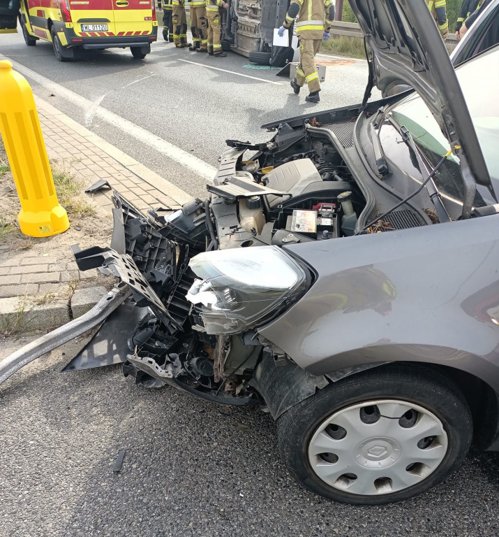 Wypadek na obwodnicy Jabłonny. Bus przewrócił się