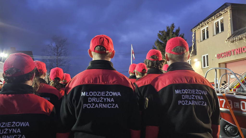 Druhowie z OSP Jabłonna dostali dwa auta i łódź