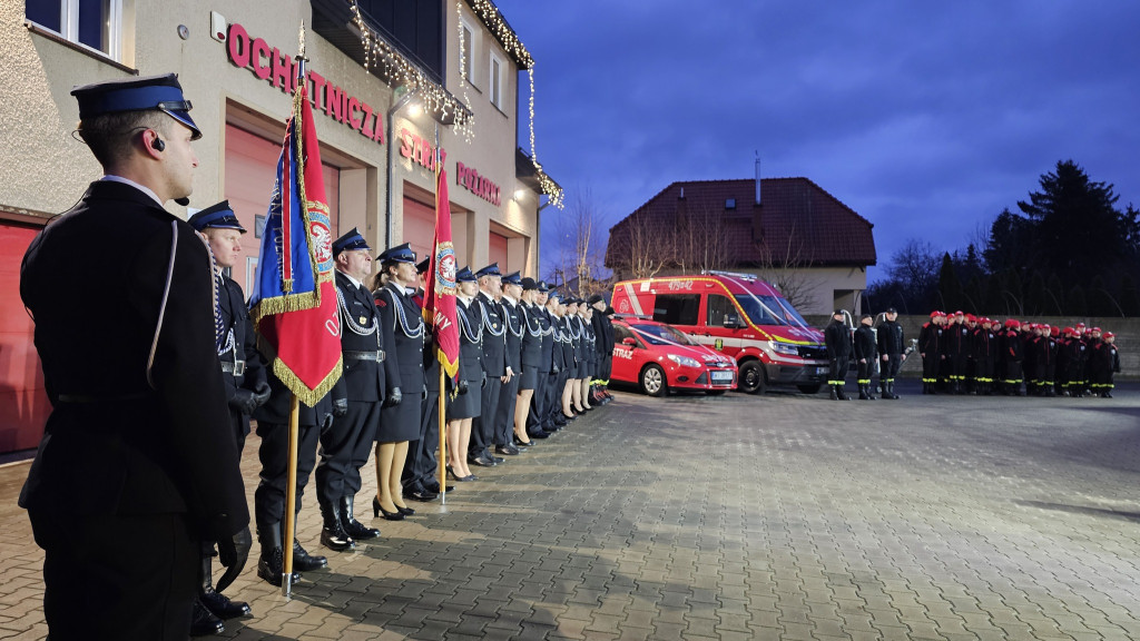 Druhowie z OSP Jabłonna dostali dwa auta i łódź