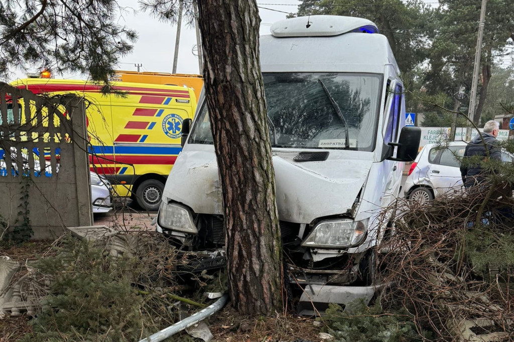 Trzy auta zderzyły się niedaleko PKP Piaski