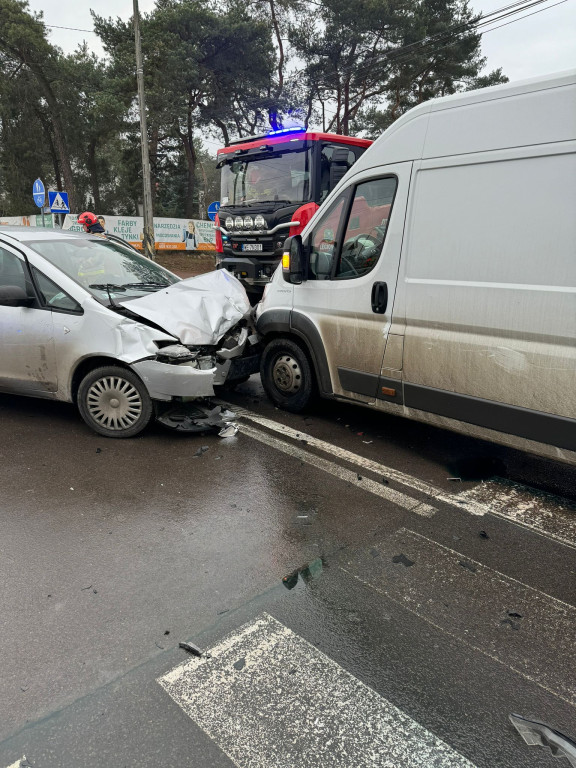 Trzy auta zderzyły się niedaleko PKP Piaski