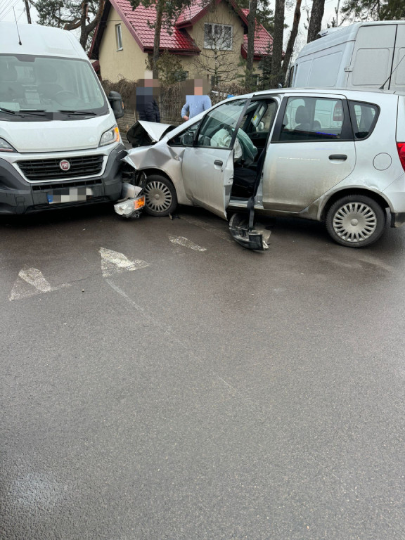 Trzy auta zderzyły się niedaleko PKP Piaski