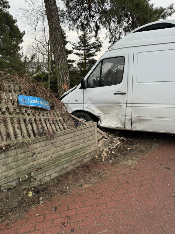 Trzy auta zderzyły się niedaleko PKP Piaski