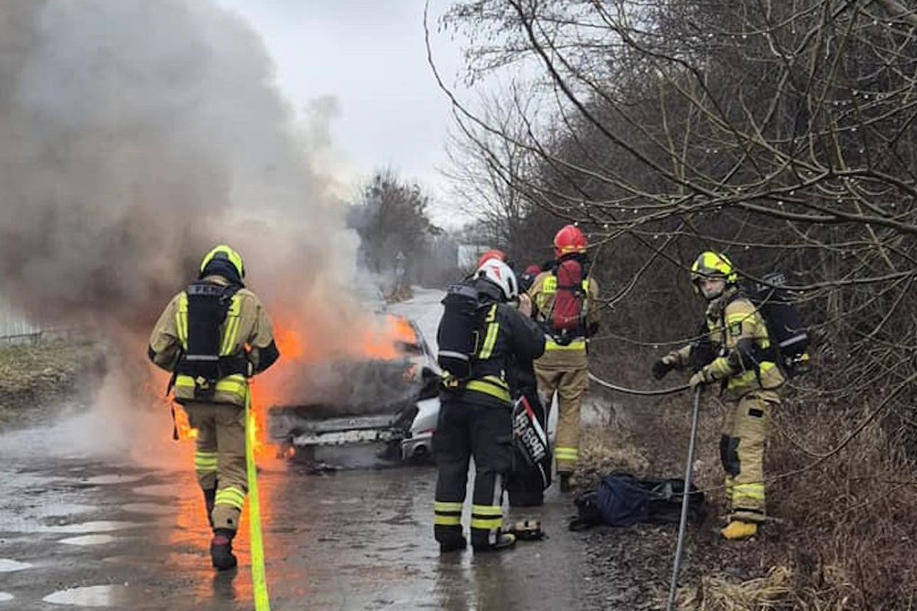 W Rajszewie spłonęło osobowe BMW