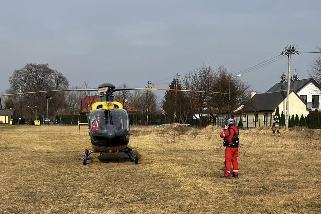 Przejechał prosto przez rondo, ściął znaki i la...