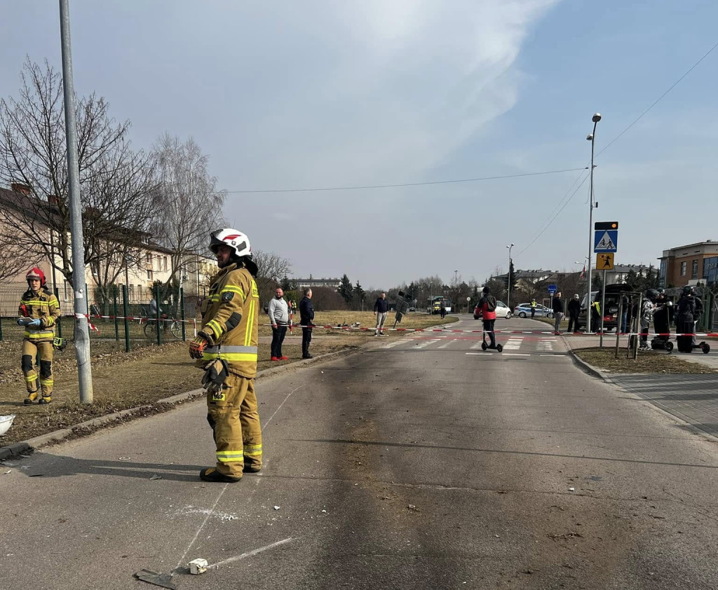 Przejechał prosto przez rondo, ściął znaki i la...