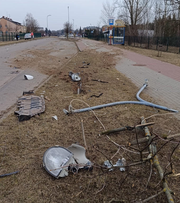 Przejechał prosto przez rondo, ściął znaki i la...