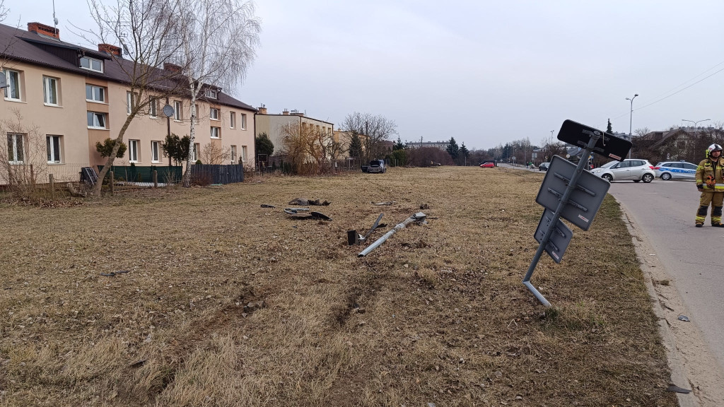 Przejechał prosto przez rondo, ściął znaki i la...