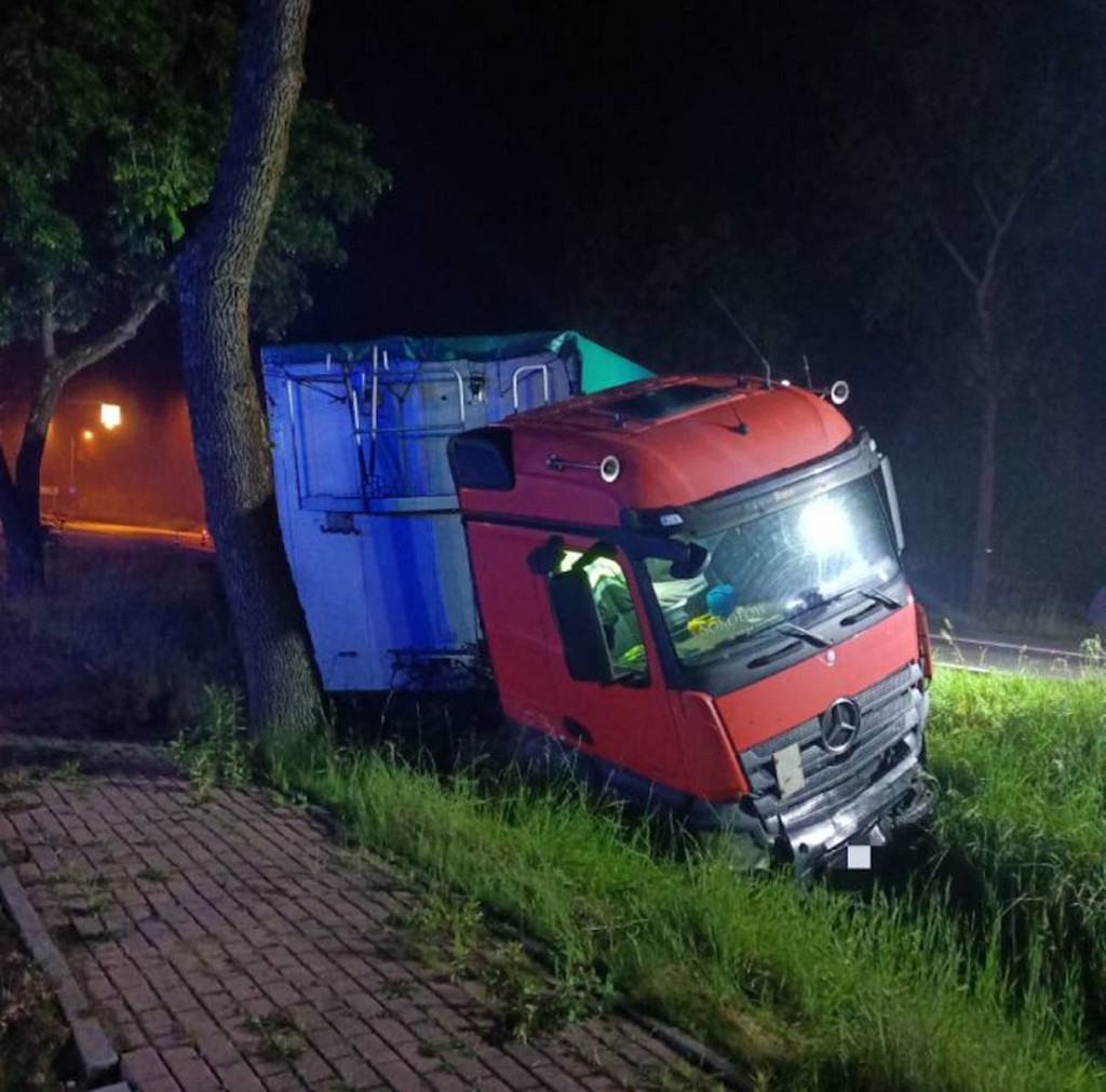 Gmina Serock: Na DK62 toyota wjechała pod tira