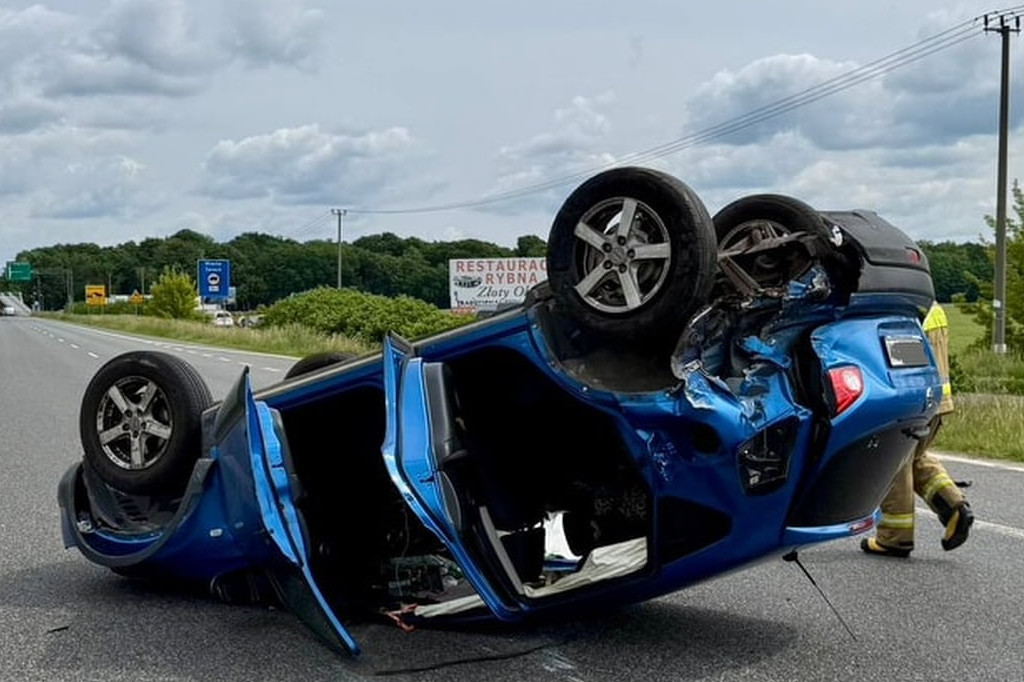 Stasi Las: Nissan na dachu po kolizji z renault