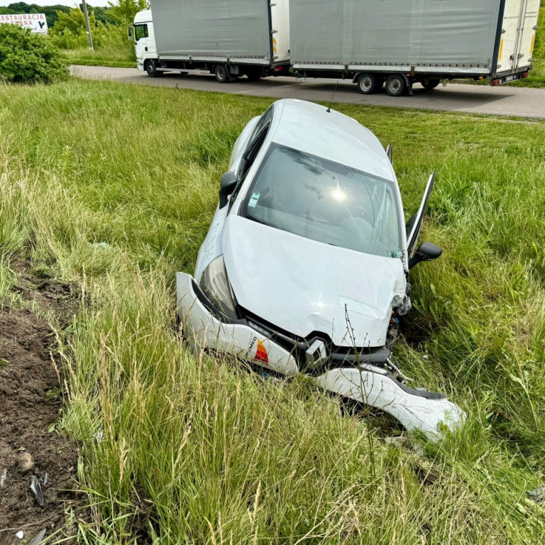 Stasi Las: Nissan na dachu po kolizji z renault