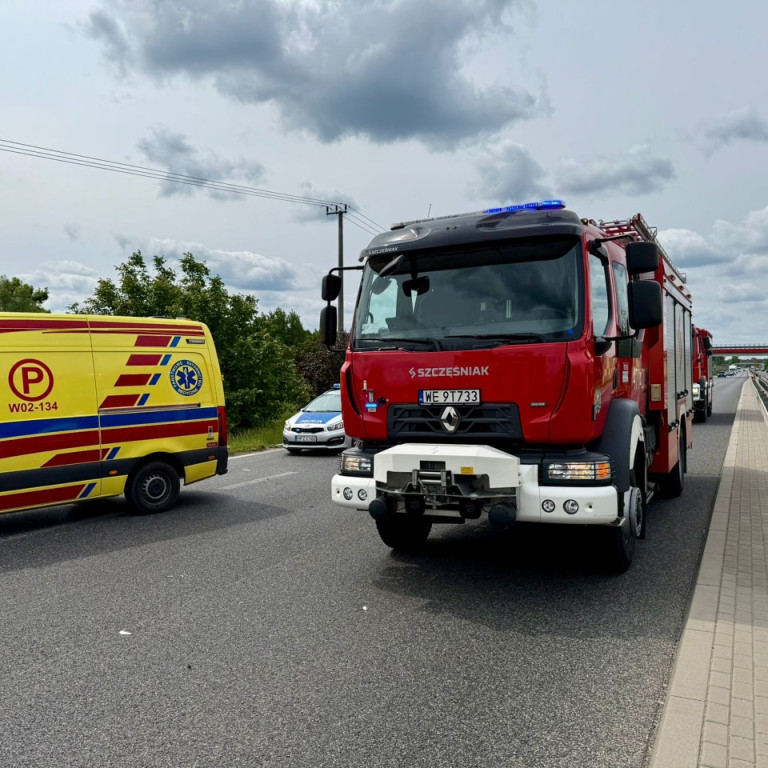 Stasi Las: Nissan na dachu po kolizji z renault