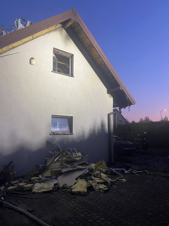 Jabłonna: Pożar auta, ogień przeniósł się na dom