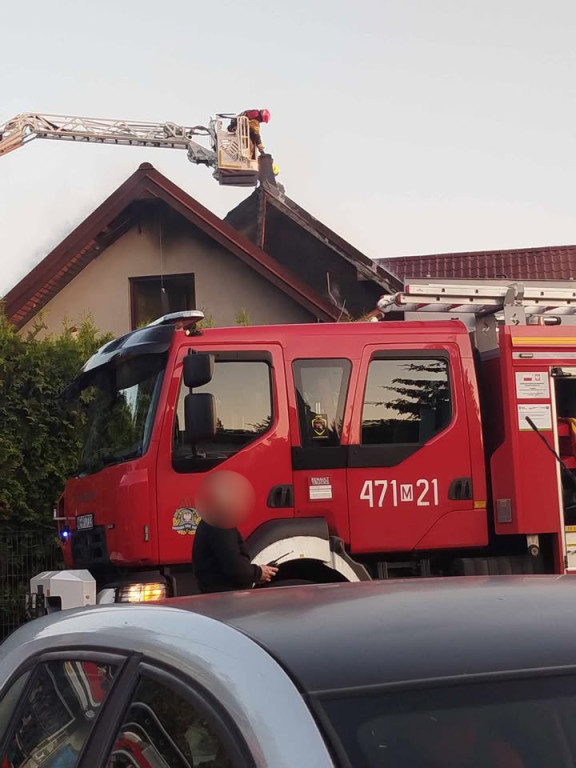 Jabłonna: Pożar auta, ogień przeniósł się na dom
