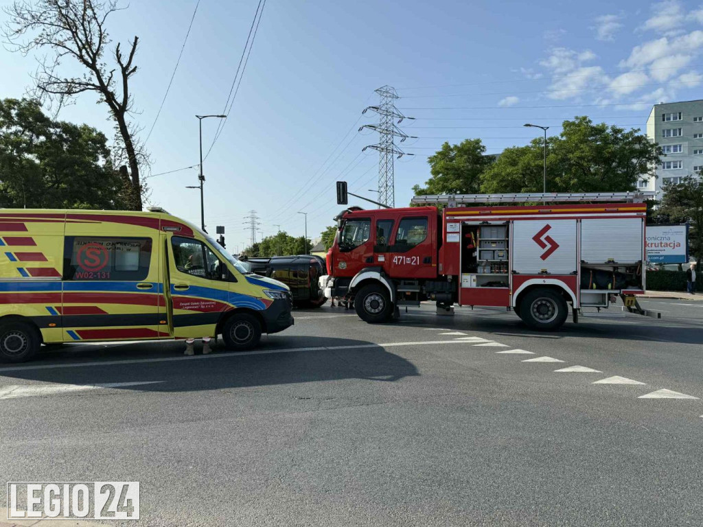 Legionowo: Zderzenie przy targowisku. Auto na boku
