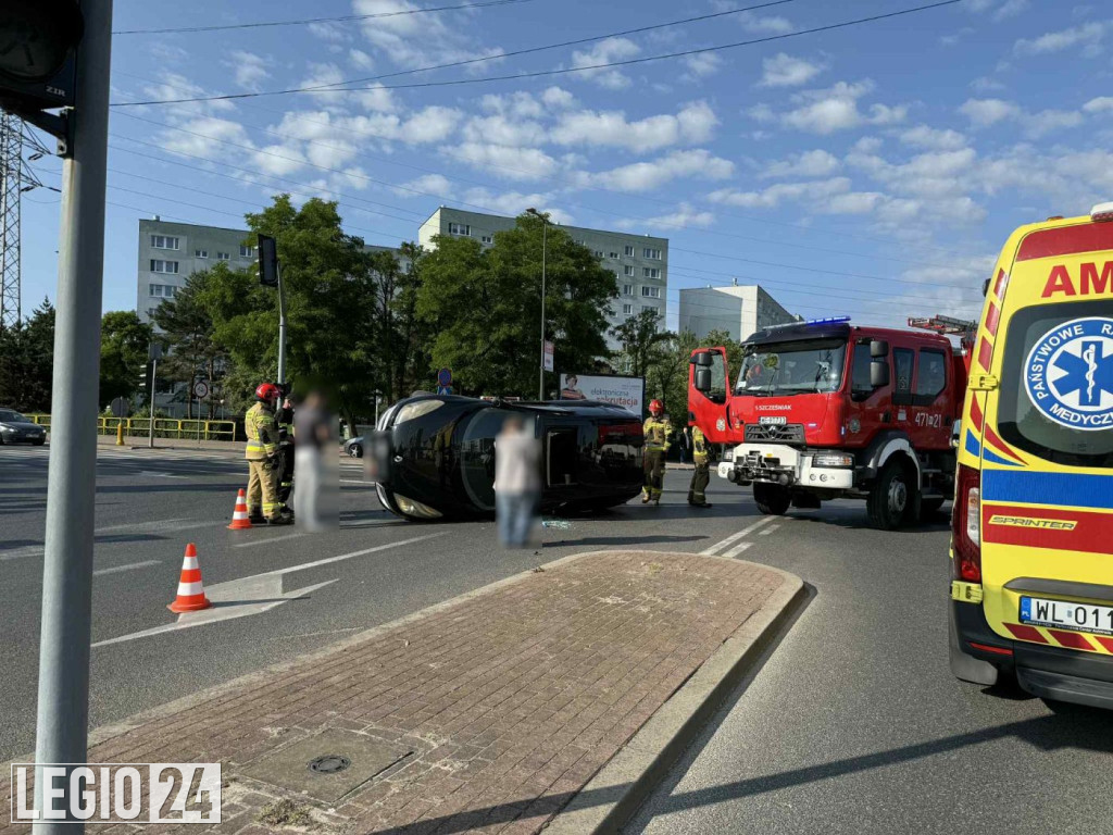 Legionowo: Zderzenie przy targowisku. Auto na boku